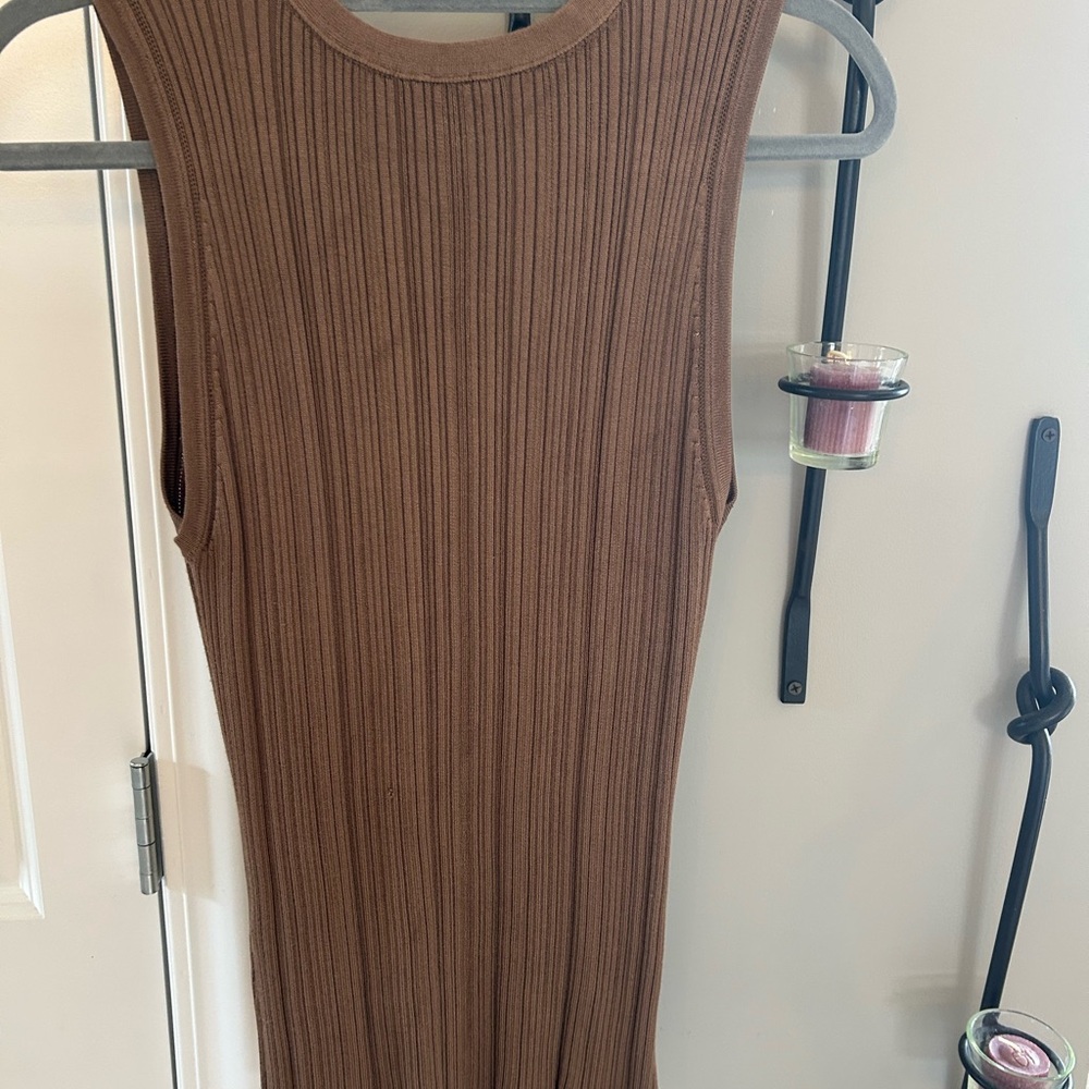 LIKE NEW White House Black Market Ribbed V-Neck Tank Top Sweaters💚🤩🤎 - Picture 6 of 6